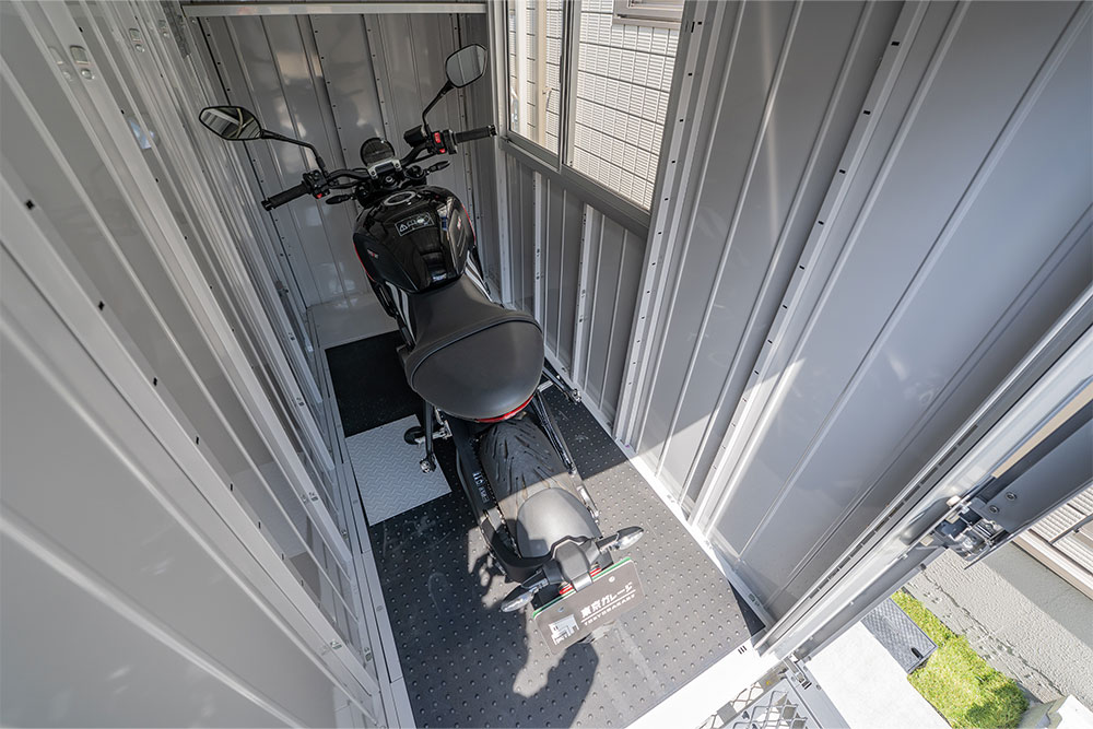 ガレージに駐車したTriumph_Trident660