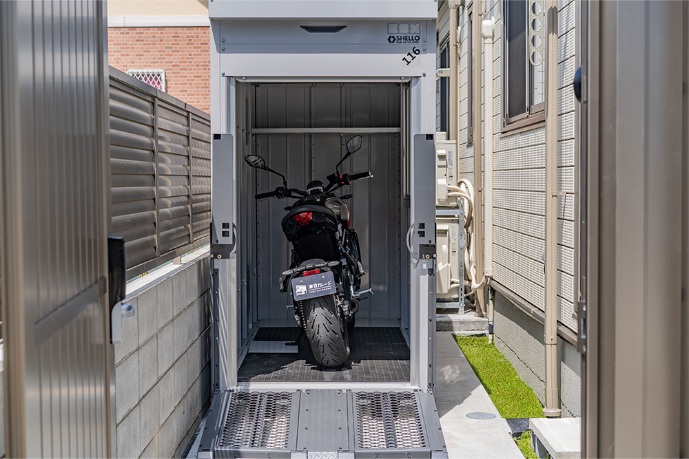 ガレージに駐車したTriumph_Trident660
