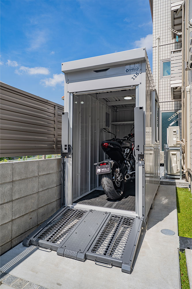 ガレージに駐車したTriumph_Trident660