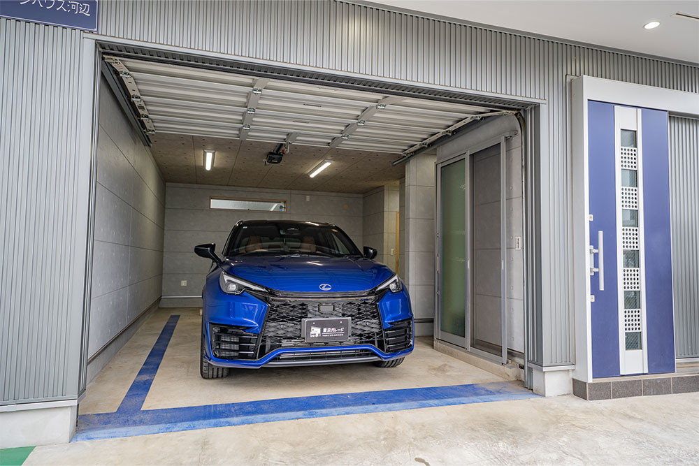 ガレージに駐車したLEXUS_LBX MORIZO RR