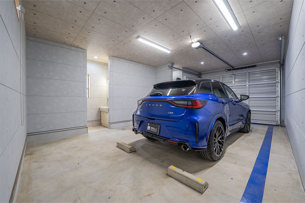 ガレージに駐車したLEXUS_LBX MORIZO RR