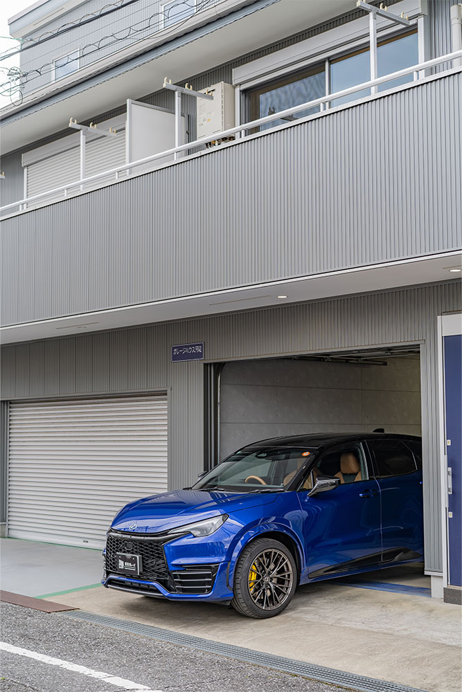 ガレージを出発するLEXUS_LBX MORIZO RR