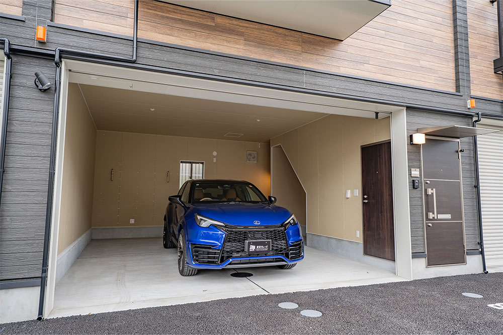 ガレージに駐車したLEXUS_LBX MORIZO RR