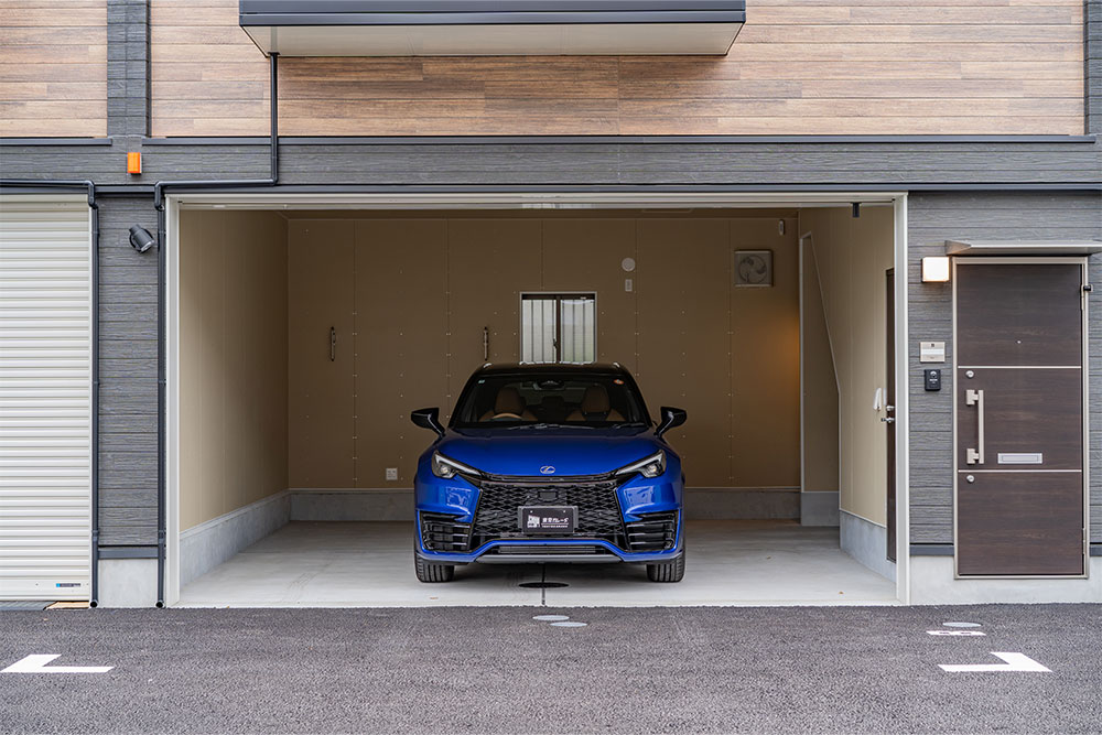 ガレージに駐車したLEXUS_LBX MORIZO RR