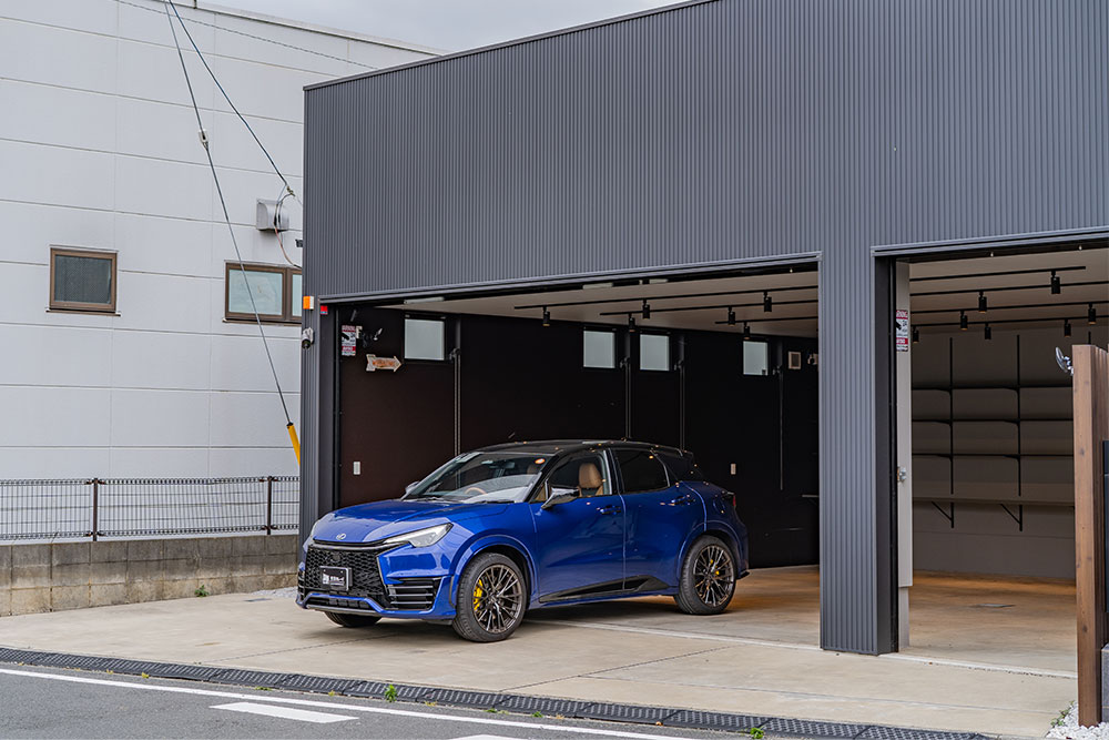 ガレージを出発するLEXUS_LBX MORIZO RR