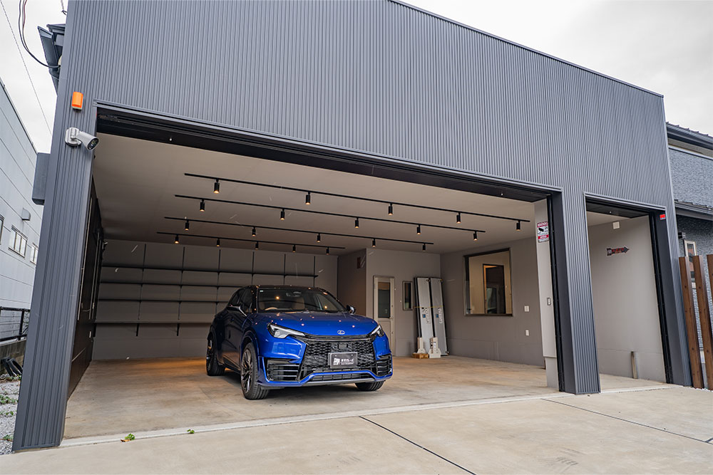 ガレージに駐車したLEXUS_LBX MORIZO RR