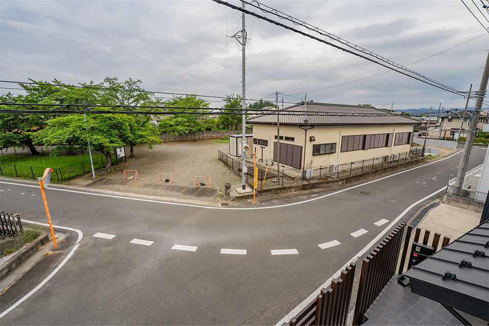 バルコニーから見た前面道路