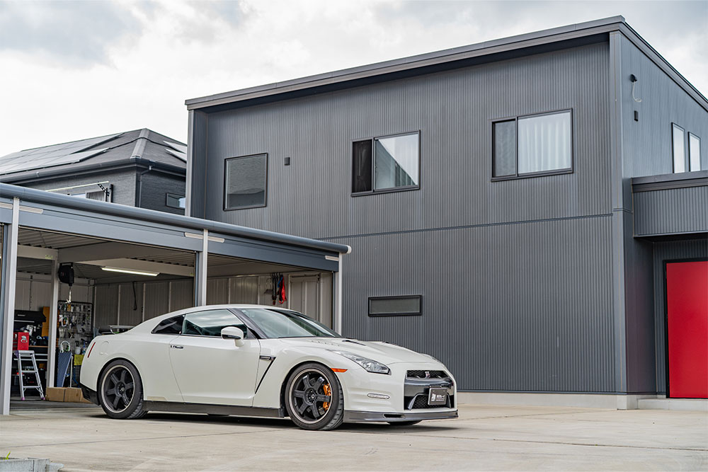 ガレージを出発するR35GT-R