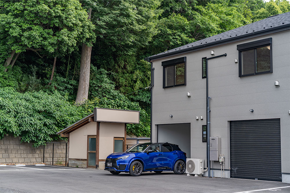 ガレージを出発するLEXUS_LBX MORIZO RR