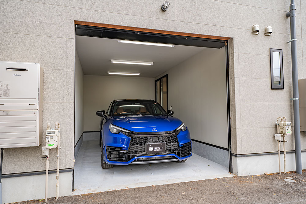 ガレージに駐車したLEXUS_LBX MORIZO RR