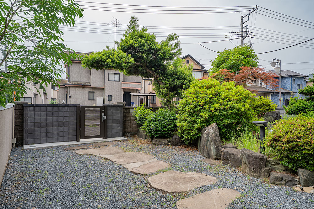 建物裏手の門