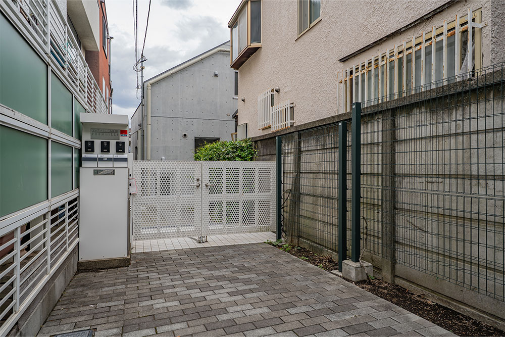 西側エントランスと通路