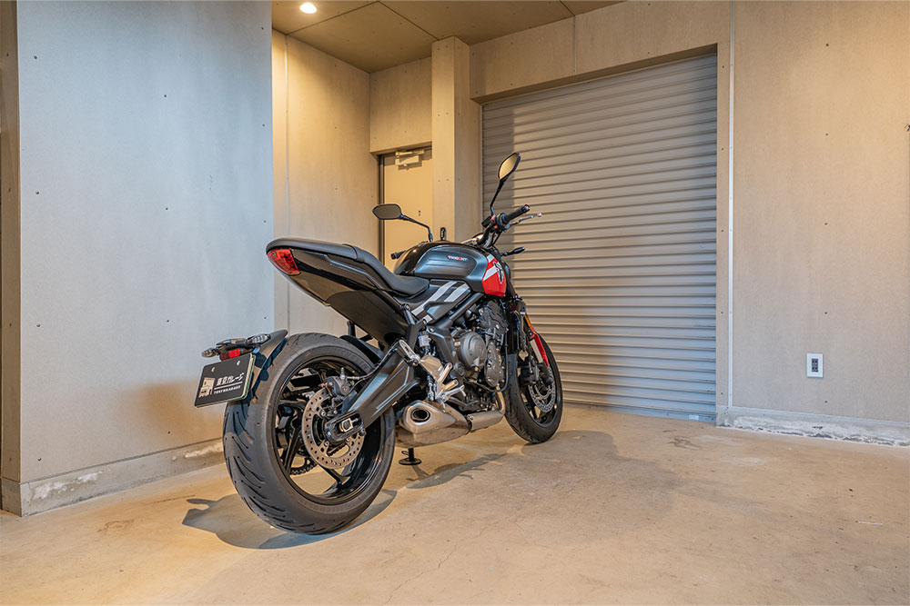ガレージに駐車したTriumph_ Trident 660