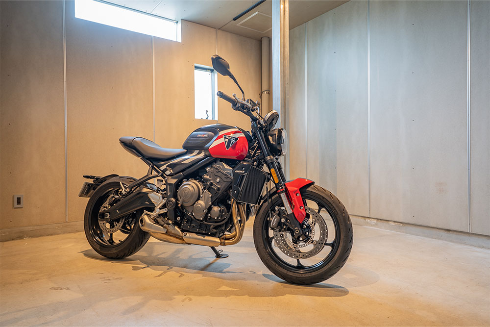 ガレージに駐車したTriumph_ Trident 660