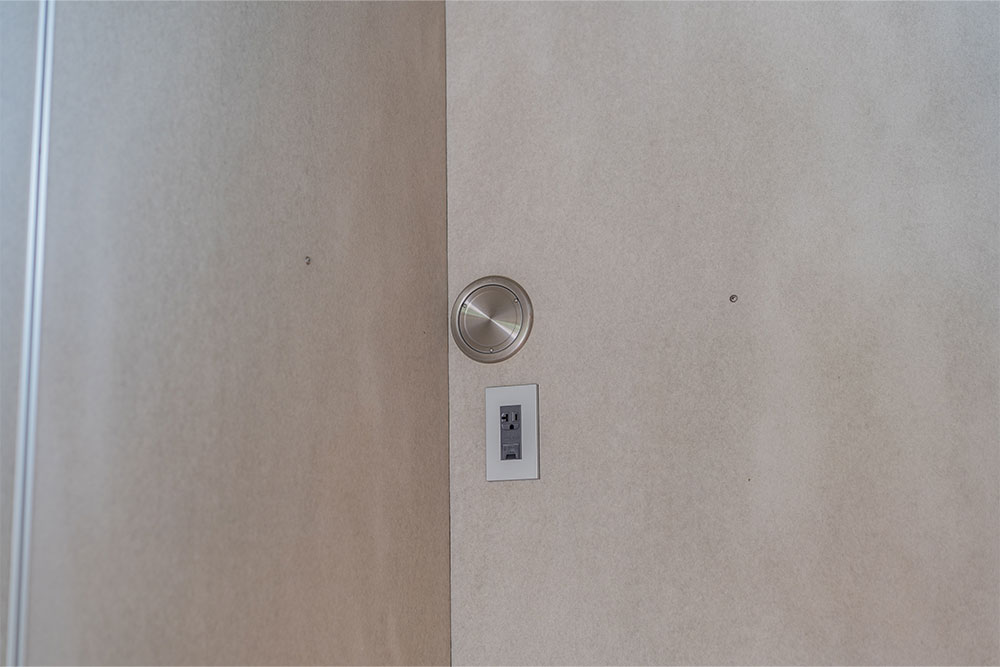 エアコン設置用の100V電源と配管穴
