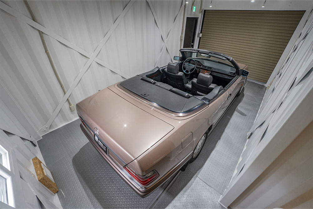 ガレージに駐車したEクラスカブリオレ（A124）