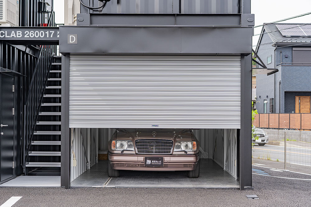 ガレージに駐車したEクラスカブリオレ（A124）