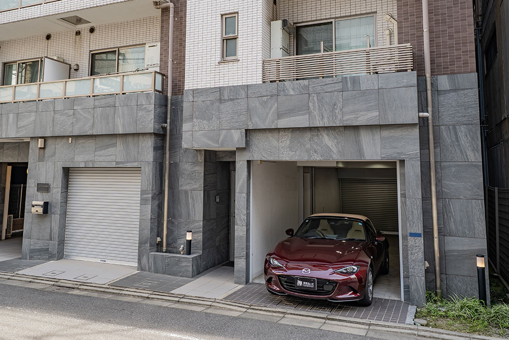 東京都千代田区東神田2丁目のガレージ付きマンション「ボストーク・ネオ」とNDロードスター