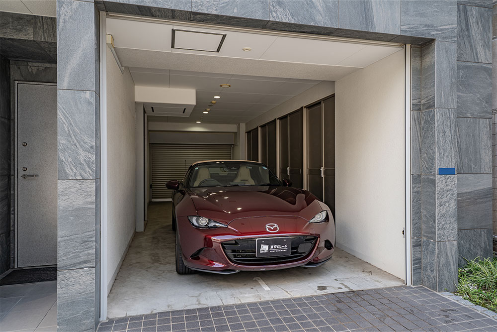 ガレージに駐車したNDロードスター