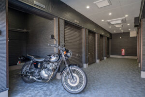 国道129号至近、屋内通路に並ぶ10庫のバイクガレージ｜平塚市