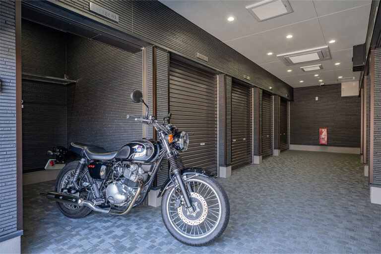 国道129号至近、屋内通路に並ぶ10庫のバイクガレージ｜平塚市