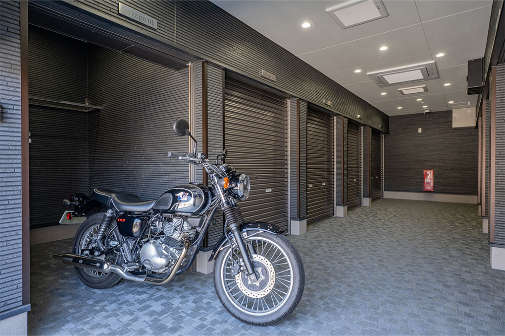 神奈川県平塚市四之宮6丁目のバイクガレージ付きアパート「アプリコットガレージ」とKawasaki_MEGURO S1