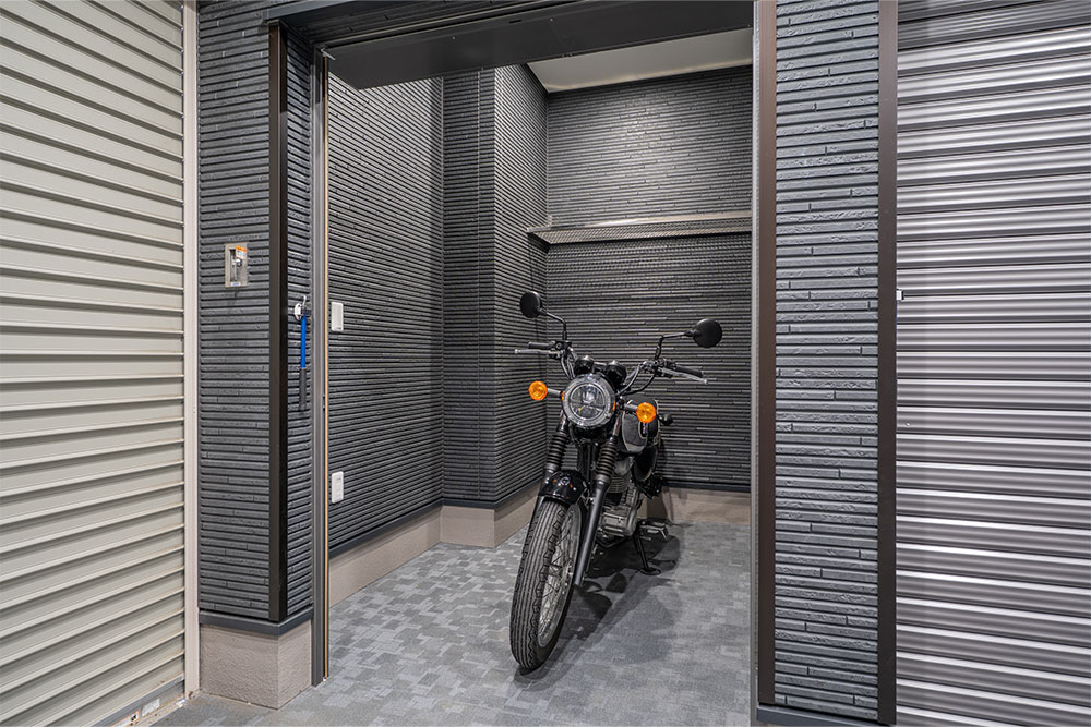 NO.1のガレージに駐車したKawasaki_MEGURO S1