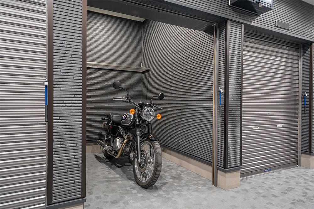 ガレージに駐車したKawasaki_MEGURO S1
