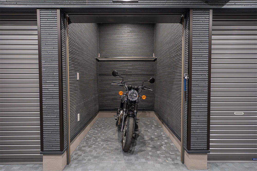 NO.7のガレージに駐車したKawasaki_MEGURO S1