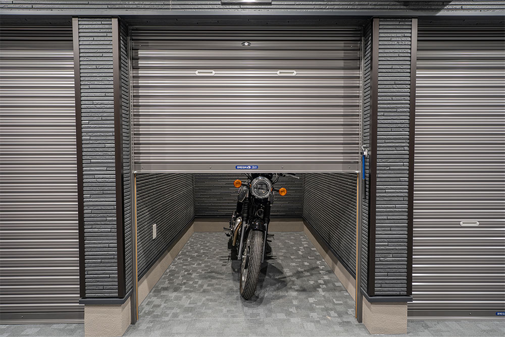 NO.7のガレージに駐車したKawasaki_MEGURO S1