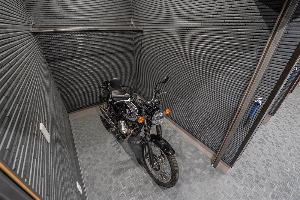 NO.7のガレージに駐車したKawasaki_MEGURO S1