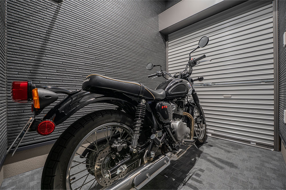 NO.7のガレージに駐車したKawasaki_MEGURO S1
