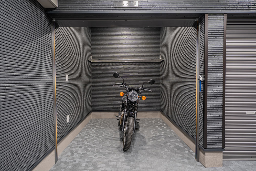 NO.6のガレージに駐車したKawasaki_MEGURO S1