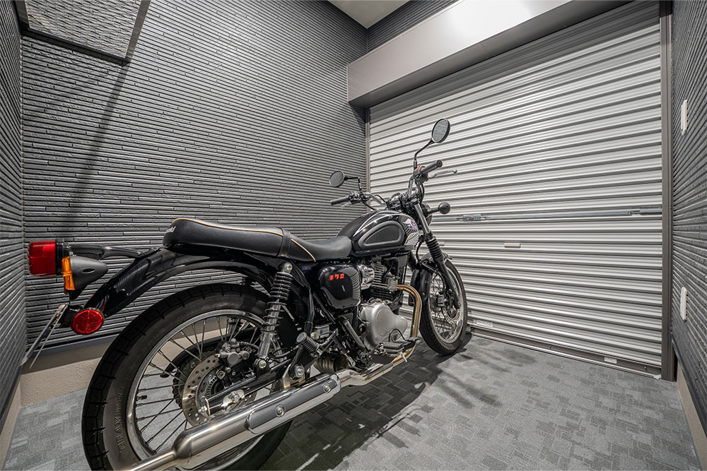 NO.6のガレージに駐車したKawasaki_MEGURO S1