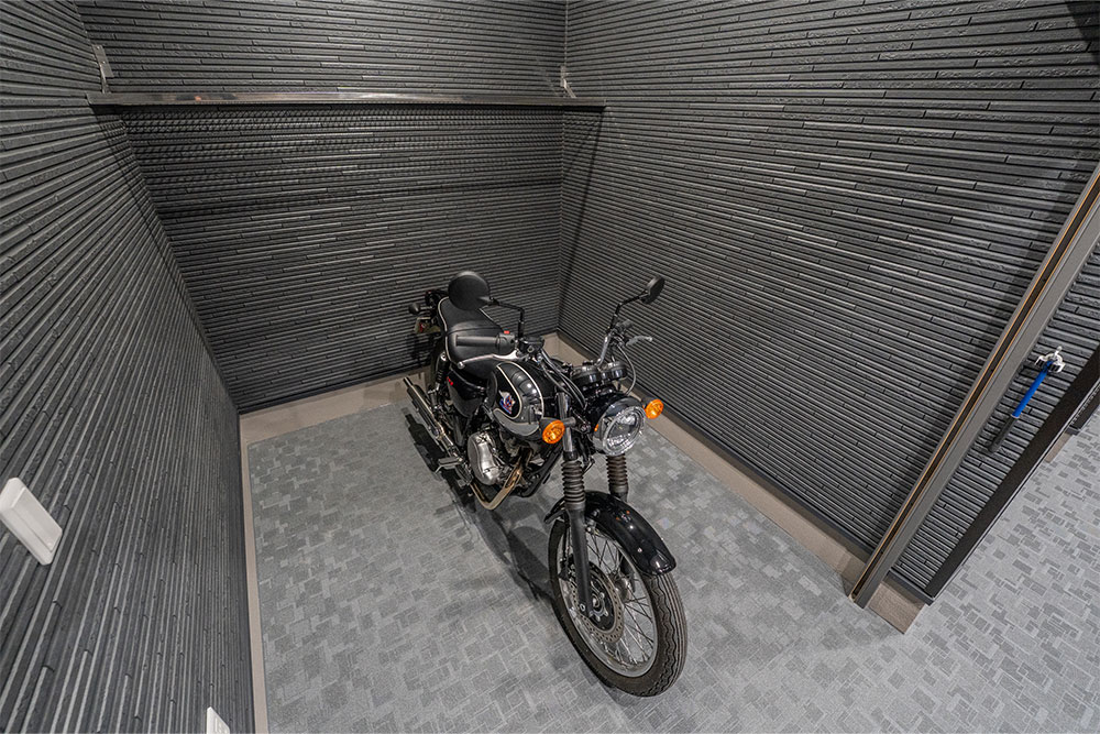 NO.6のガレージに駐車したKawasaki_MEGURO S1