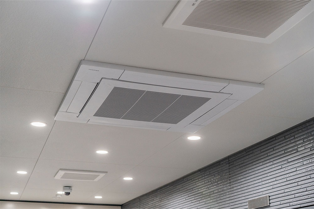 建物内通路の換気扇とエアコン