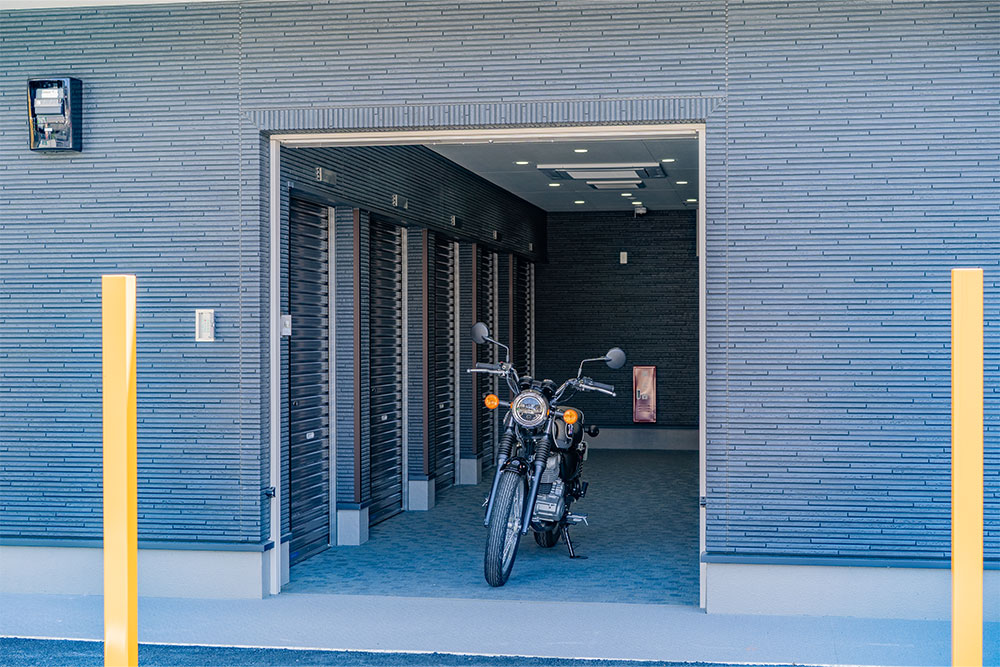 通路入口の電動シャッター