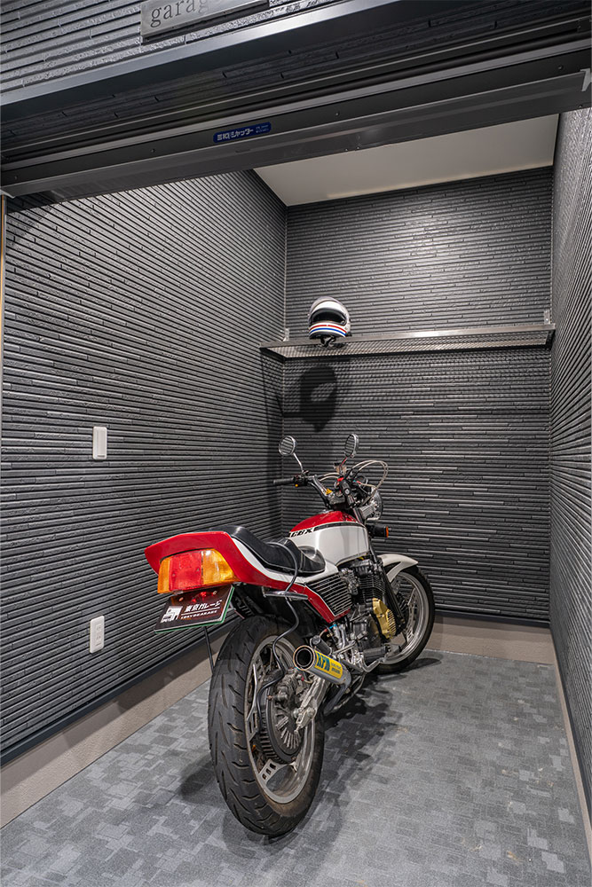 ガレージに駐車したCBX