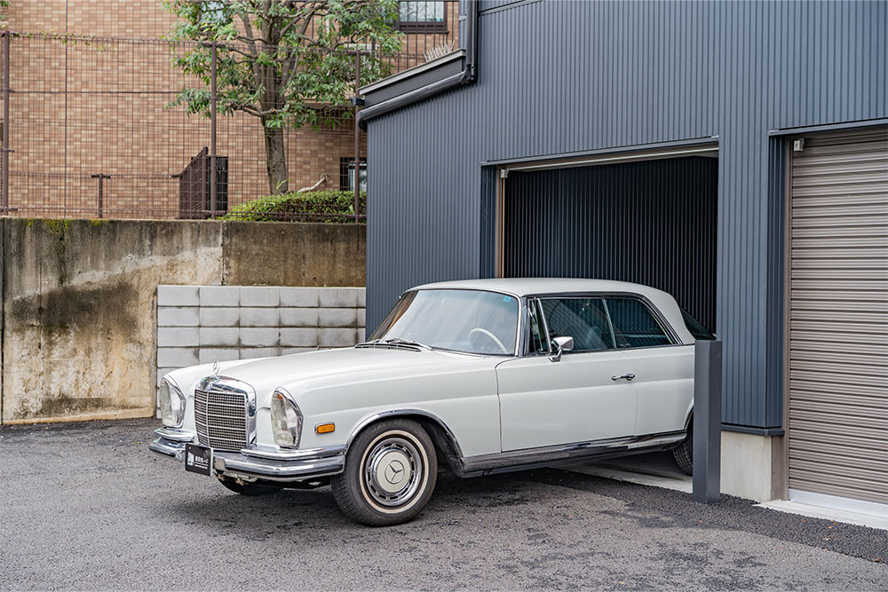 ガレージを出発する280SE3.5Coupe