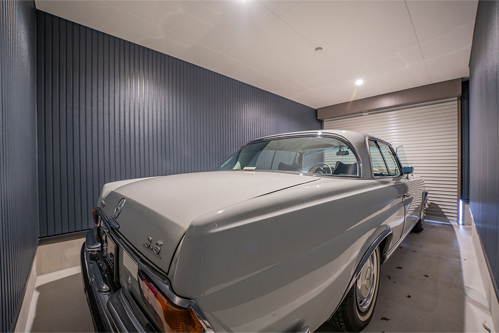 ガレージに駐車した280SE3.5Coupe