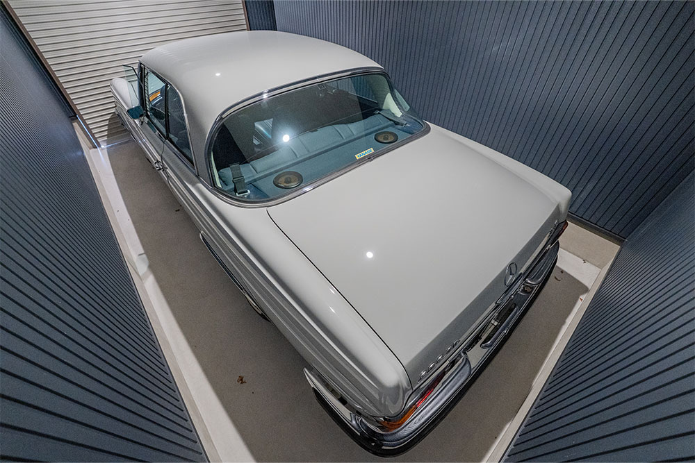 ガレージに駐車した280SE3.5Coupe