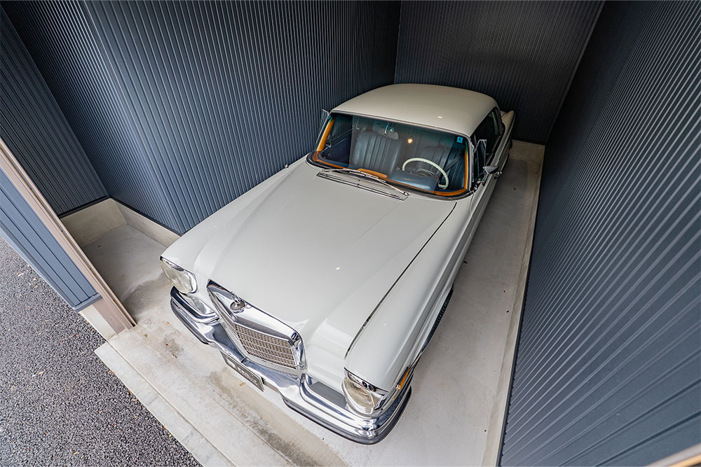 ガレージに駐車した280SE3.5Coupe