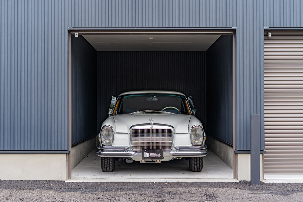 ガレージに駐車した280SE3.5Coupe