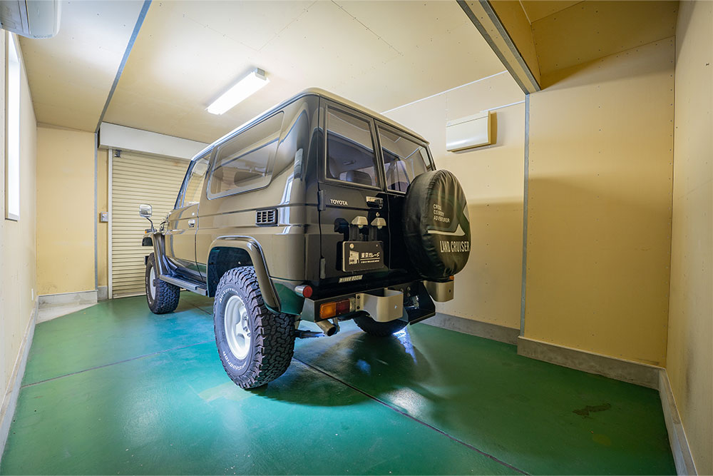 ガレージに駐車したランクル70 PX-10