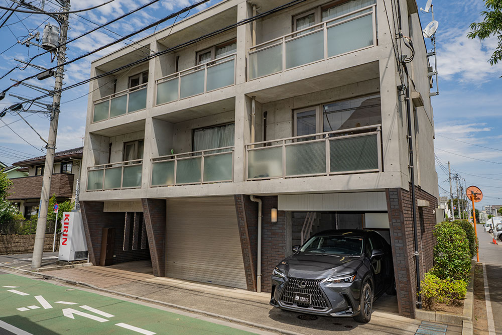 東京都三鷹市北野2丁目のガレージ付きマンション「シルフィッドⅠ」とLEXUS_NX