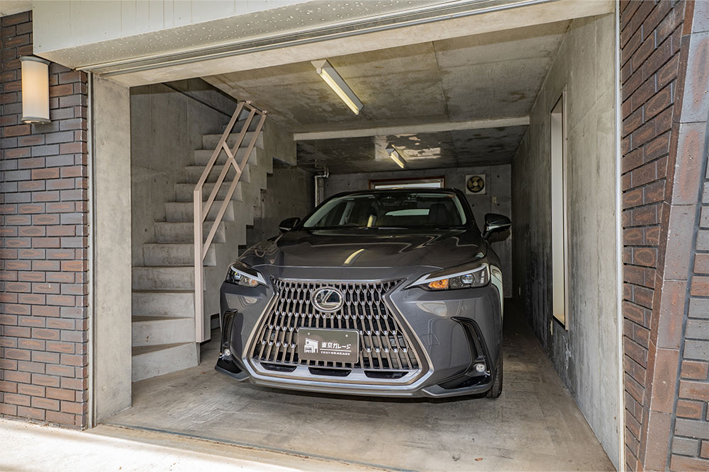ガレージに駐車したLEXUS_NX