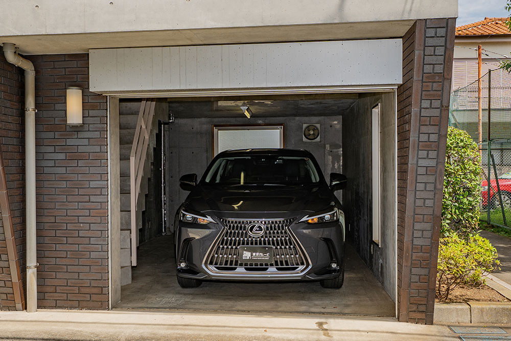 ガレージに駐車したLEXUS_NX