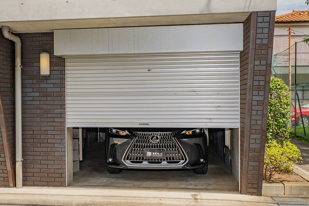 ガレージに駐車したLEXUS_NX