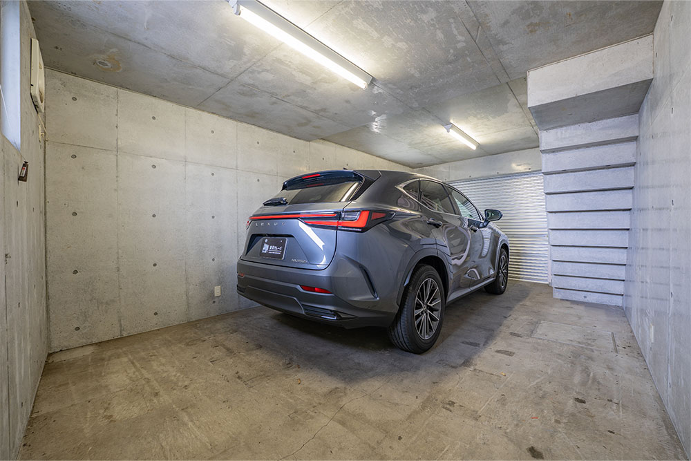 ガレージに駐車したLEXUS_NX
