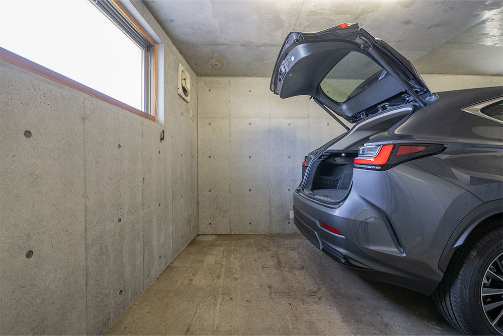 ガレージに駐車したLEXUS_NX